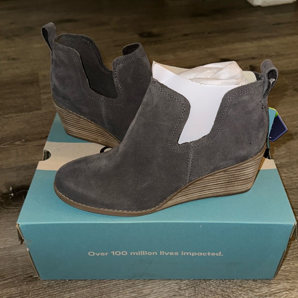 Toms Kallie Wedges - NWT - pavement gray suede - women’s - size 8.5